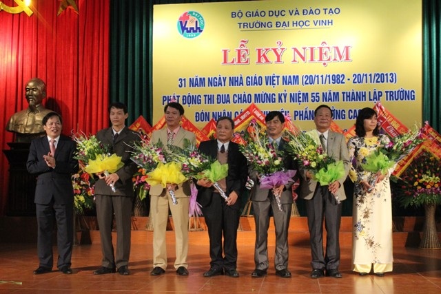 Tiết mục múa, hát của sinh viên gửi lời tri ân, gửi lời cảm ơn tới các thầy, cô giáo.