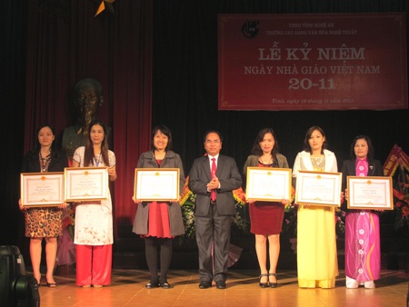 Nghệ An: 5 nhà giáo được phong Giáo sư và Phó Giáo sư - 7 Tiết mục múa, hát của sinh viên gửi lời tri ân, gửi lời cảm ơn tới các thầy, cô giáo.