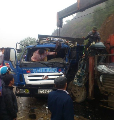 2 xe tải đối đầu, 5 người bị thương.