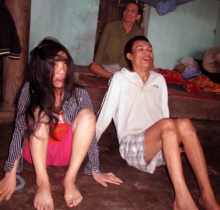 Các con của ông Hóa chỉ biết ngồi cười trong vô thức.