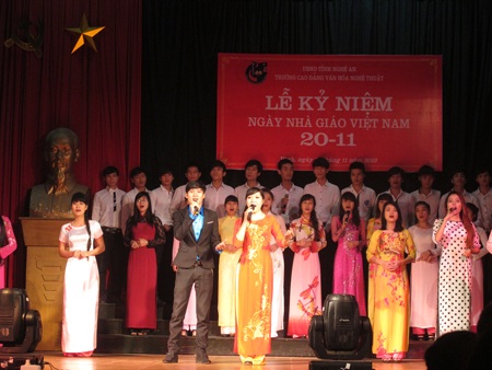 Nghệ An: 5 nhà giáo được phong Giáo sư và Phó Giáo sư - 5 Tiết mục múa, hát của sinh viên gửi lời tri ân, gửi lời cảm ơn tới các thầy, cô giáo.