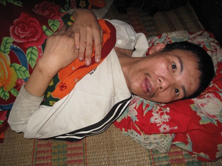 Người con trai thứ, anh Việt nằm một chỗ đã hơn 20 năm nay, không làm được gì.