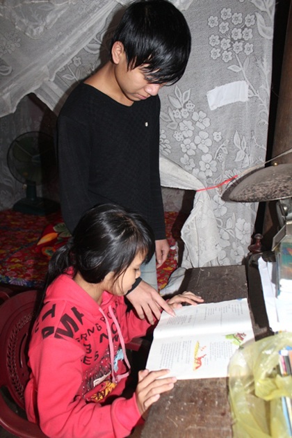 Hai anh em Thắng - Thùy bố mẹ mất nhưng học rất giỏi.