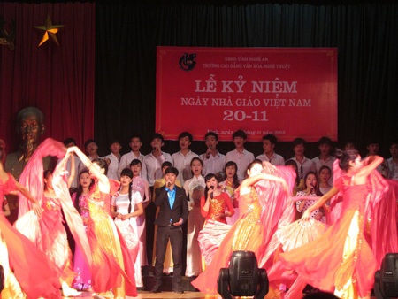 Nghệ An: 5 nhà giáo được phong Giáo sư và Phó Giáo sư - 6 Tiết mục múa, hát của sinh viên gửi lời tri ân, gửi lời cảm ơn tới các thầy, cô giáo.