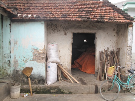 Trong khi đó, căn nhà duy nhất của 4 con người trú ngụ không có một thứ gì đáng giá...