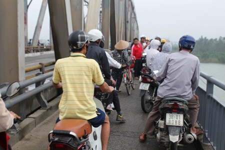 Ngăn chặn kịp thời người phụ nữ bế con 5 tháng tuổi nhảy cầu tự tử - 1 Ngăn chặn kịp thời người phụ nữ bế con 5 tháng tuổi nhảy cầu tự tử