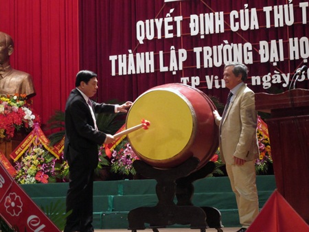 Công bố quyết định thành lập Trường ĐH Công nghiệp Vinh - 3 Ông Nguyễn Xuân Đường - Phó Bí thư tỉnh ủy, Chủ tịch UBND tỉnh Nghệ An đánh trống khai trường.