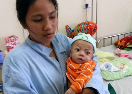 Chị Tiếp cho biết: Thời gian ở bệnh viện đưa hai con đi điều trị nhiều hơn ở nhà.