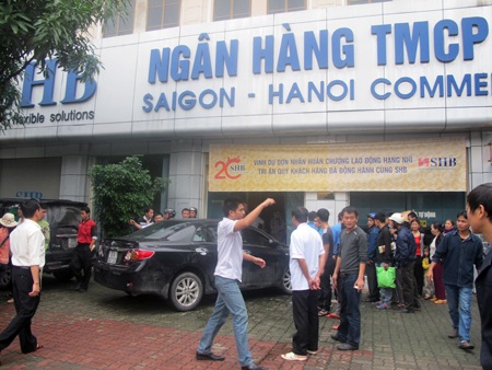 Ô tô lao vào ngân hàng, tông gãy chân bảo vệ - 1 Hiện trường vụ tai nạn.