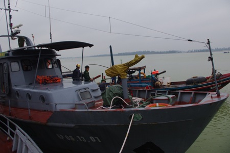 Tàu Hải đội 2 cứu hộ và lai dắt thành công tàu ngư dân gặp nạn.