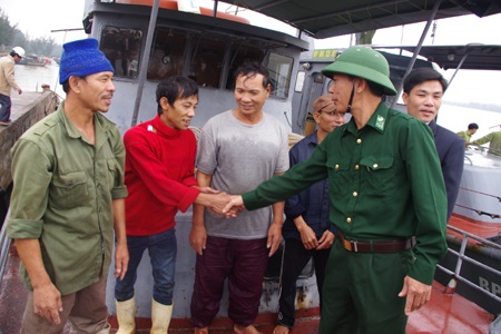 Trao trả ngư dân gặp nạn về với gia đình.