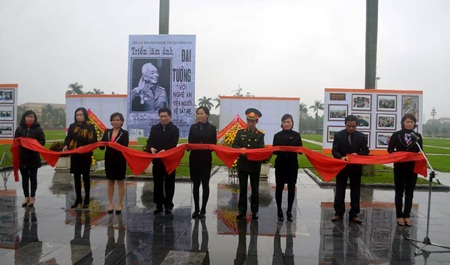 Triển lãm ảnh “Đại tướng với Nghệ An - Tiễn Người về đất mẹ” - 4 Phát biểu, cắt băng triển lãm của lãnh đạo tỉnh Nghệ An.