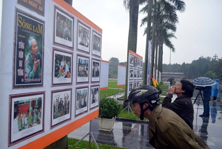 Triển lãm ảnh “Đại tướng với Nghệ An - Tiễn Người về đất mẹ” - 9 Người dân xứ Nghệ đội mưa xem triển lãm ảnh về Đại tướng Võ Nguyên Giáp.