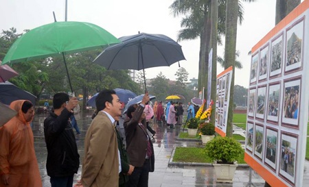 Triển lãm ảnh “Đại tướng với Nghệ An - Tiễn Người về đất mẹ” - 10 Người dân xứ Nghệ đội mưa xem triển lãm ảnh về Đại tướng Võ Nguyên Giáp.