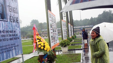 Triển lãm ảnh “Đại tướng với Nghệ An - Tiễn Người về đất mẹ” - 13 Người dân xứ Nghệ đội mưa xem triển lãm ảnh về Đại tướng Võ Nguyên Giáp.