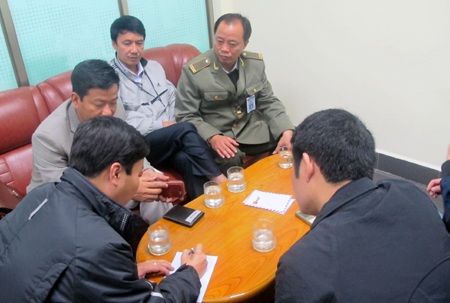 Nhân viên an ninh cảng hàng không Vinh trả lại gần 300 triệu đồng cho khách