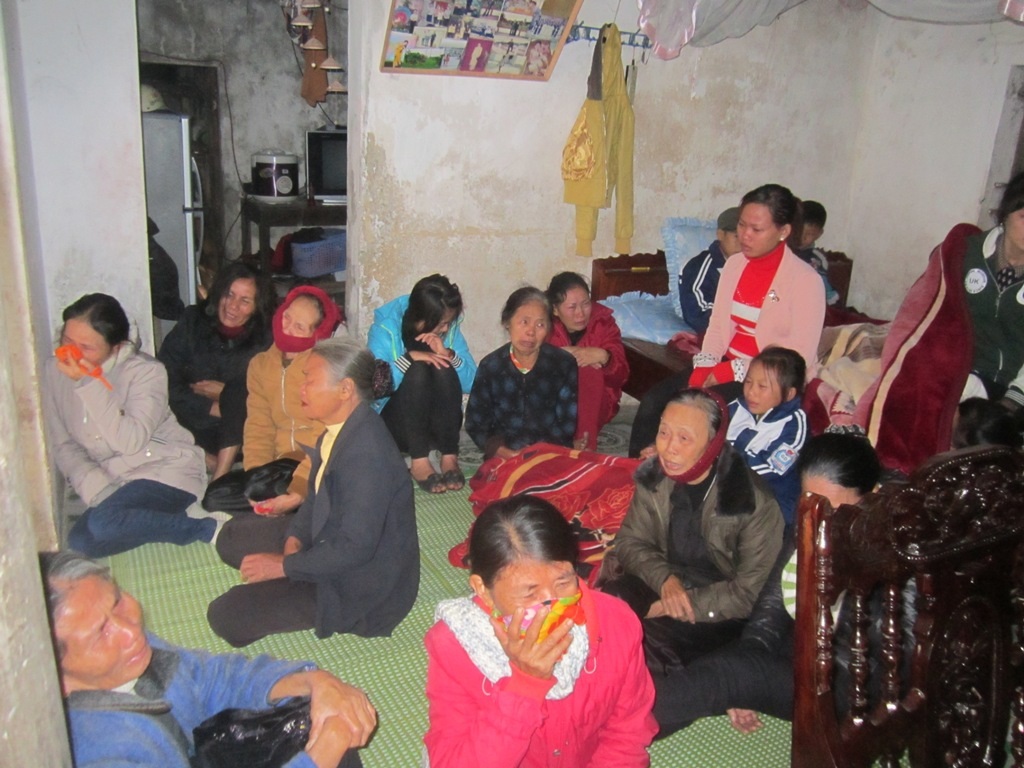 Ông Nguyễn Văn Dung chú ruột của anh Trí khóc ngất khi nói về ngày các cháu mình ra khơi.