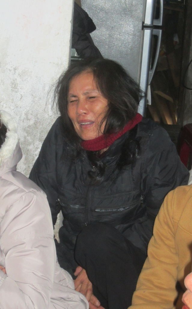 Ông Nguyễn Văn Dung chú ruột của anh Trí khóc ngất khi nói về ngày các cháu mình ra khơi.