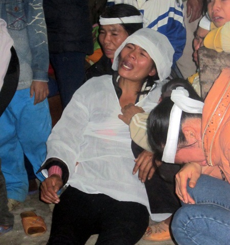  Khi được anh chồng báo tin chồng mình đã tử nạn chị Mai Thị Phượng khóc ngất trong đau đớn