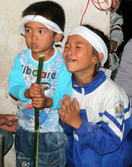 Những đứa trẻ chắp tay cầu cứu đấng tối cao xin cho mọi sự được bằng yên.