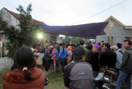 Ngay từ chiều bà con hàng xóm kéo đến nhà anh Lai để đón anh trở về.