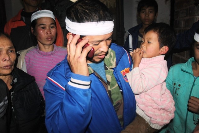  Anh Lai kể lại thời gian lênh đênh trên biển cho người thân nghe.