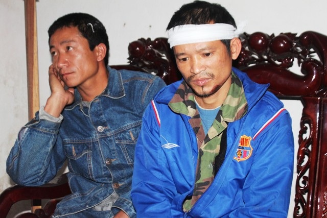  Anh Lai kể lại thời gian lênh đênh trên biển cho người thân nghe.