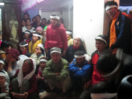 Bà con làng xóm chia buồn cùng các gia đình có người thân mất tại xã An Hòa.