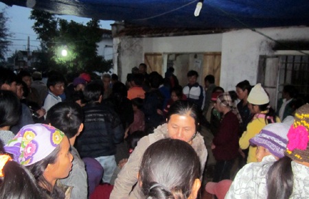 Rất đông người thân, họ hàng, anh em hàng xóm đến chia buồn tại gia đình anh Hồ Vĩnh Thế