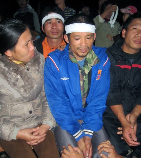  Anh Lai kể lại thời gian lênh đênh trên biển cho người thân nghe.