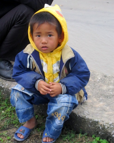 Nghẹn ngào phút đoàn tụ của 2 thuyền viên sống sót sau vụ đắm tàu