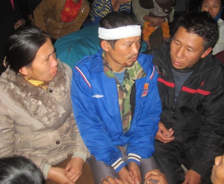 Anh Lai trong vòng tay thân thương của bà con xóm làng đến thăm hỏi động viên. 