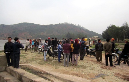 Nghẹn ngào phút đoàn tụ của 2 thuyền viên sống sót sau vụ đắm tàu