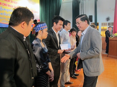 ĐH Vinh tổ chức Quốc khánh nước CHDCND Lào cho lưu học sinh - 2 Tiết mục văn nghệ chào mừng ngày Quốc khánh nước CHDCND Lào (2/12/1975 - 2/12/2013).