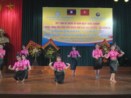 ĐH Vinh tổ chức Quốc khánh nước CHDCND Lào cho lưu học sinh - 3 Tiết mục văn nghệ chào mừng ngày Quốc khánh nước CHDCND Lào (2/12/1975 - 2/12/2013).