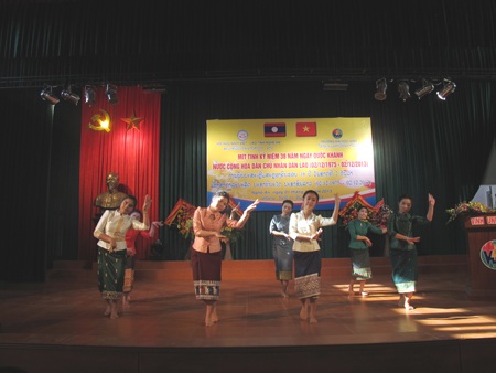 ĐH Vinh tổ chức Quốc khánh nước CHDCND Lào cho lưu học sinh - 4 Tiết mục văn nghệ chào mừng ngày Quốc khánh nước CHDCND Lào (2/12/1975 - 2/12/2013).