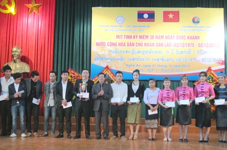 ĐH Vinh tổ chức Quốc khánh nước CHDCND Lào cho lưu học sinh - 6 Tặng quà cho các nhóm, CLB lưu học sinh hoạt động phong trào văn nghệ, thể thao của trường.