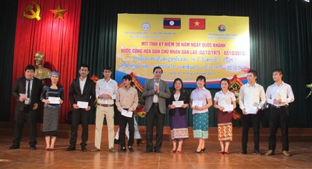 ĐH Vinh tổ chức Quốc khánh nước CHDCND Lào cho lưu học sinh - 7 Trường Đại học Vinh tặng quà cho các lưu học sinh có thành tích xuất sắc.