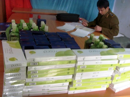 Cơ quan chức năng đang lập biên bản xử lý hành chính với lái xe khách chở hàng nhập lậu.