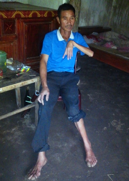 Ông Chút bị tàn tật lâu năm, nhưng năm nay gia đình ông cũng bị cắt chế độ hộ nghèo?.