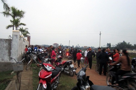 Người nhà nạn nhân có mặt phía trong trạm y tế xã Diễn Kim khóc ngất trước nỗi đau mất mát quá lớn.