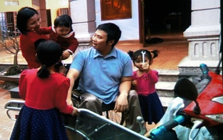 Tổ ấm hành phúc của thầy Tuấn bên vợ đẹp con ngoan. 