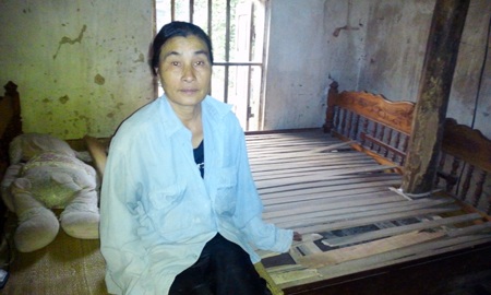 Người dân đưa đơn trao đổi với PV Dân trí.