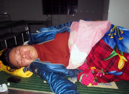 Người nhà nạn nhân có mặt phía trong trạm y tế xã Diễn Kim khóc ngất trước nỗi đau mất mát quá lớn.