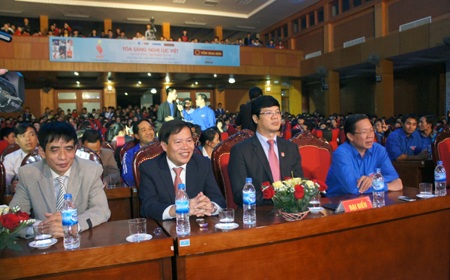 Để có được con chữ đẹp như thế này, không ít lần cầm bút máu đã chảy ra từ khe chân.