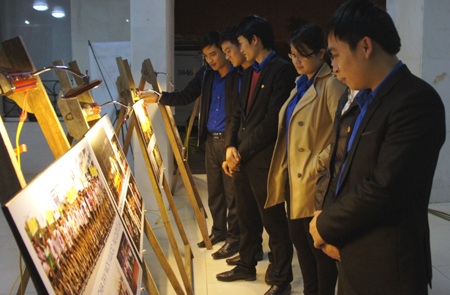 Đoàn viên, thanh niên xem những hình ảnh về Nick Vujicic.