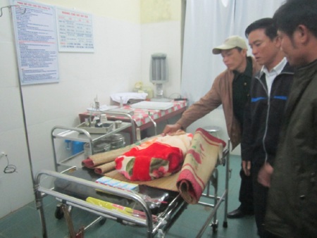 Người nhà nạn nhân đau buồn bên thi hài bé bỏng mới chào đời!