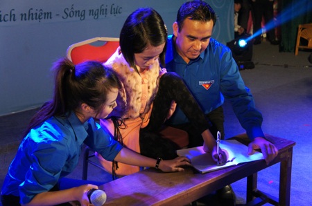 Tổ ấm hành phúc của thầy Tuấn bên vợ đẹp con ngoan. 