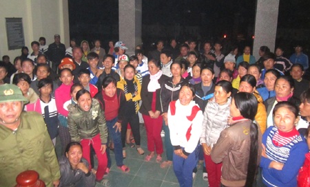 Người nhà nạn nhân có mặt phía trong trạm y tế xã Diễn Kim khóc ngất trước nỗi đau mất mát quá lớn.