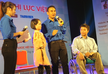 Tổ ấm hành phúc của thầy Tuấn bên vợ đẹp con ngoan. 